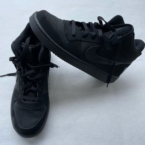 Nike Court Borough Mid